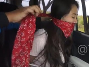 Main ikat jilbab di Mobil
