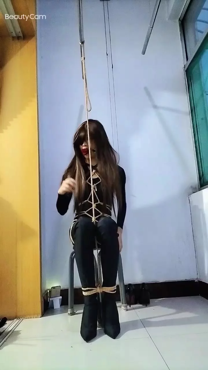 Bdsm hanging by neck