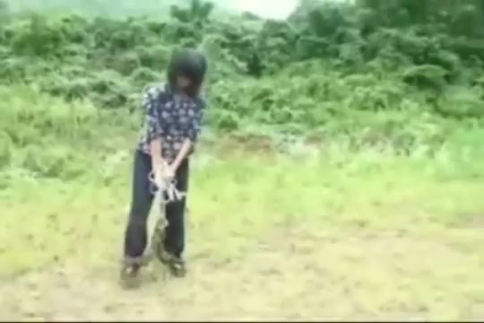 BoundHub - chinese prisoner in heavy leg irons