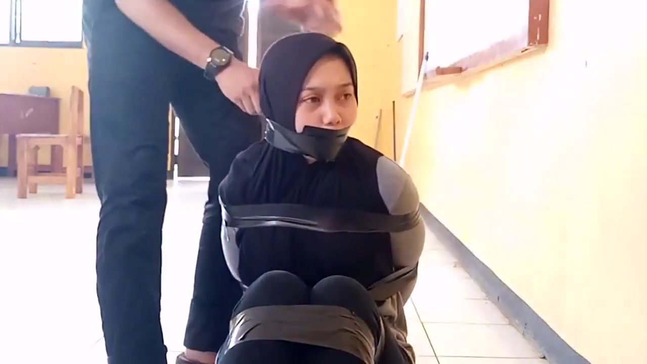 Hijabi bondage